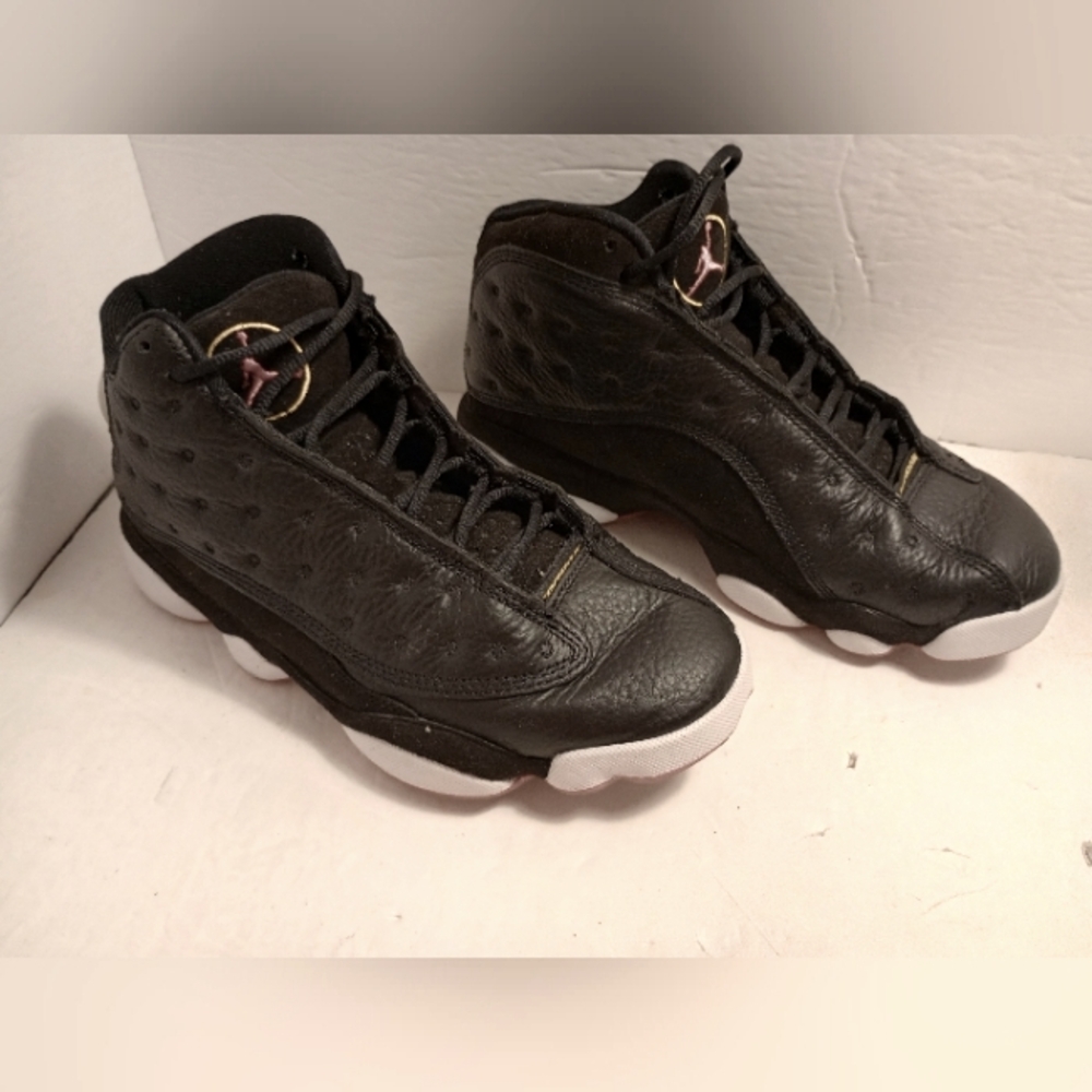 Air Jordan 13's shoes, in Black and White